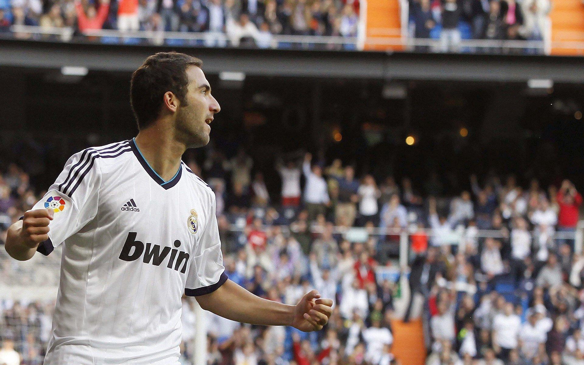 国足锋线调整迫在眉睫，非血缘归化首登舞台，塞鸟奥斯卡战略作用存疑